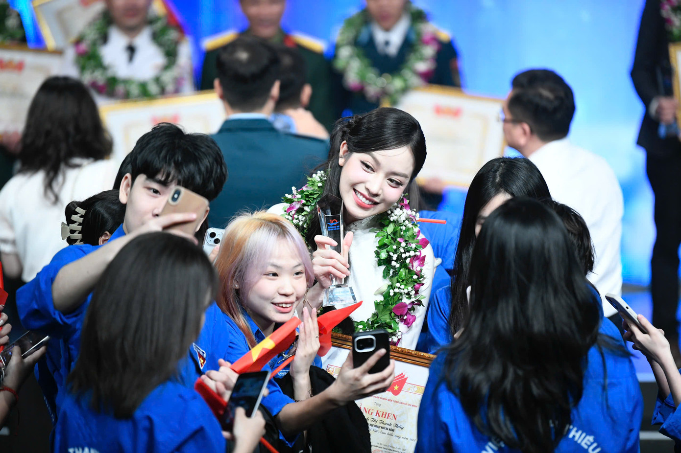 Thanh Thủy thân thiện giao lưu, chụp hình cùng các sinh viên có mặt tại trường quay S14.