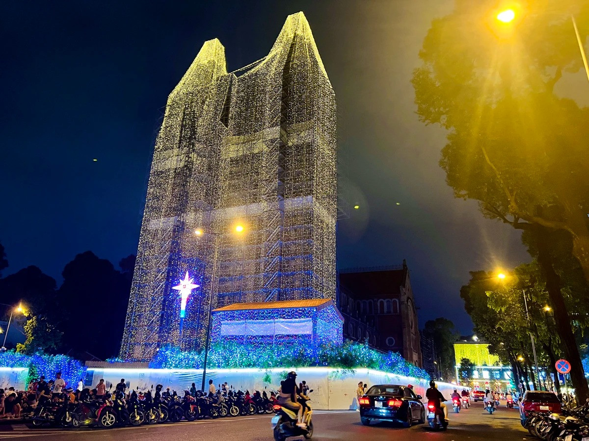 Những ngày cuối năm, khí trời tại TP.HCM mát mẻ, dễ chịu hơn hẳn, có lẽ đang thầm ủng hộ để mọi người tận hưởng một mùa Giáng sinh thêm ấm áp, trọn vẹn hơn.