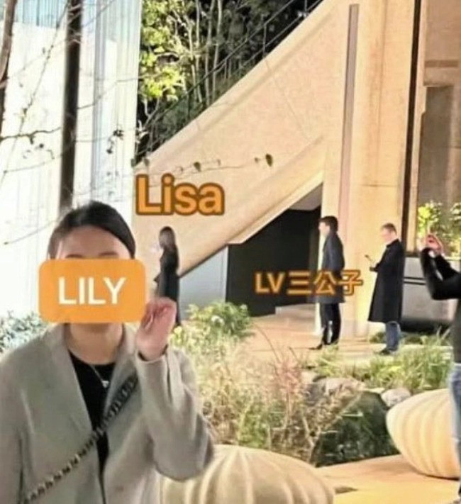 Hình ảnh Lisa và bạn trai Frédéric Arnault được blogger Trung Quốc chụp lại. Ảnh: Weibo. Hình ảnh Lisa và bạn trai Frédéric Arnault được blogger Trung Quốc chụp lại. Ảnh: Weibo.