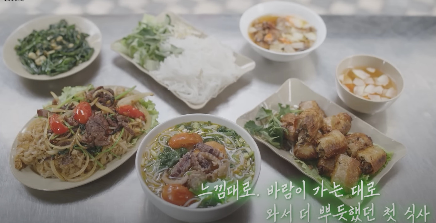 Bốn nghệ sĩ ăn ở đường Tống Duy Tân và ghé quán cà phê ở Phùng Hưng.