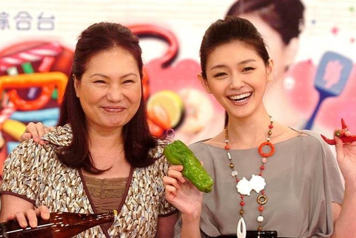 Từ Hy Viên lúc sinh thời và mẹ - bà Hoàng Xuân Mai. Trước đó không lâu, bà Mai chia sẻ hình ảnh cũ của Từ Hy Viên nhân dịp lễ Thanh minh. Đến 12h rạng sáng 22/4, bà đăng bài viết, tiết lộ đã đi khám tâm lý, tiêm thuốc an thần. Từ Hy Viên lúc sinh thời và mẹ - bà Hoàng Xuân Mai. Trước đó không lâu, bà Mai chia sẻ hình ảnh cũ của Từ Hy Viên nhân dịp lễ Thanh minh. Đến 12h rạng sáng 22/4, bà đăng bài viết, tiết lộ đã đi khám tâm lý, tiêm thuốc an thần.