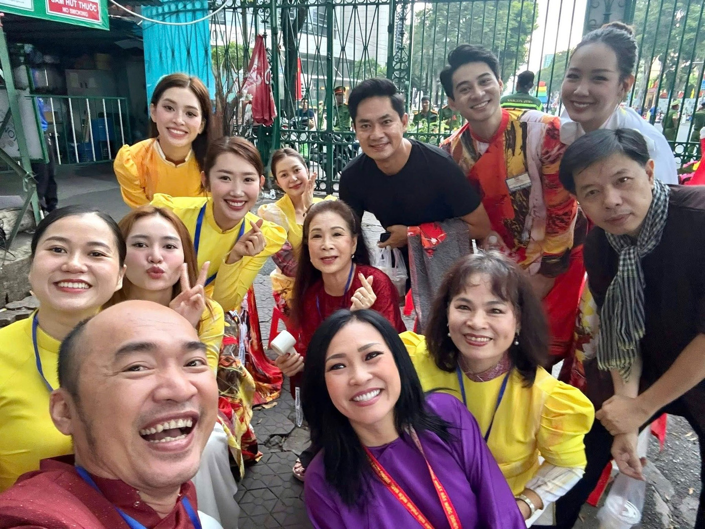 Lễ tổng duyệt quy tụ 48 khối lực lượng quân đội, công an, địa phương, cùng các đoàn khách mời quốc tế từ Trung Quốc, Lào, Campuchia. Trong sắc cờ đỏ rực rỡ và nhịp bước đồng đều, những tà áo dài của dàn nghệ sĩ càng làm nổi bật vẻ đẹp thanh lịch, tự hào trong buổi tổng duyệt diễu binh kỷ niệm 50 năm thống nhất đất nước. Lễ tổng duyệt quy tụ 48 khối lực lượng quân đội, công an, địa phương, cùng các đoàn khách mời quốc tế từ Trung Quốc, Lào, Campuchia. Trong sắc cờ đỏ rực rỡ và nhịp bước đồng đều, những tà áo dài của dàn nghệ sĩ càng làm nổi bật vẻ đẹp thanh lịch, tự hào trong buổi tổng duyệt diễu binh kỷ niệm 50 năm thống nhất đất nước.