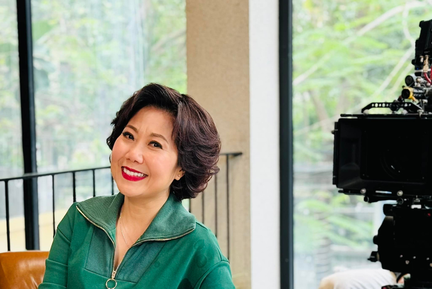 Hương Tươi được khán giả dành lời khen khi hóa thân thành bà Mến - mẹ Mỹ Đình (Thúy Diễm đóng). Chỉ qua câu thoại &quot;ít học, nhiều tiền, chơi đẹp&quot; đã gói gọn được tính cách nhân vật Mến - bà chủ tiệm vàng đồng bóng, ghê gớm.