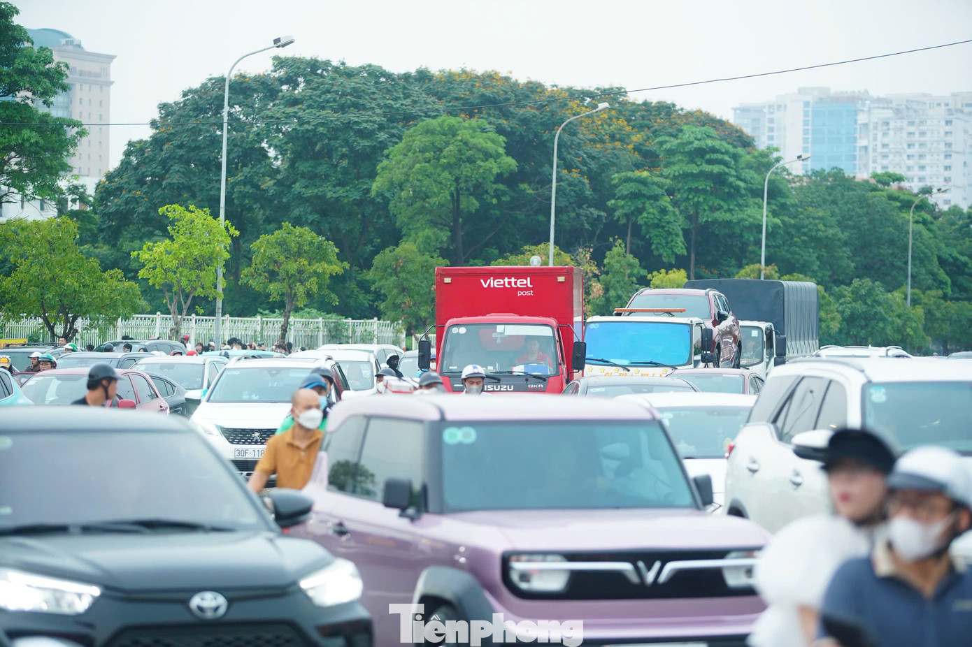 Các phương tiện nối đuôi nhau, ùn ùn đổ về sân vận động Mỹ Đình.