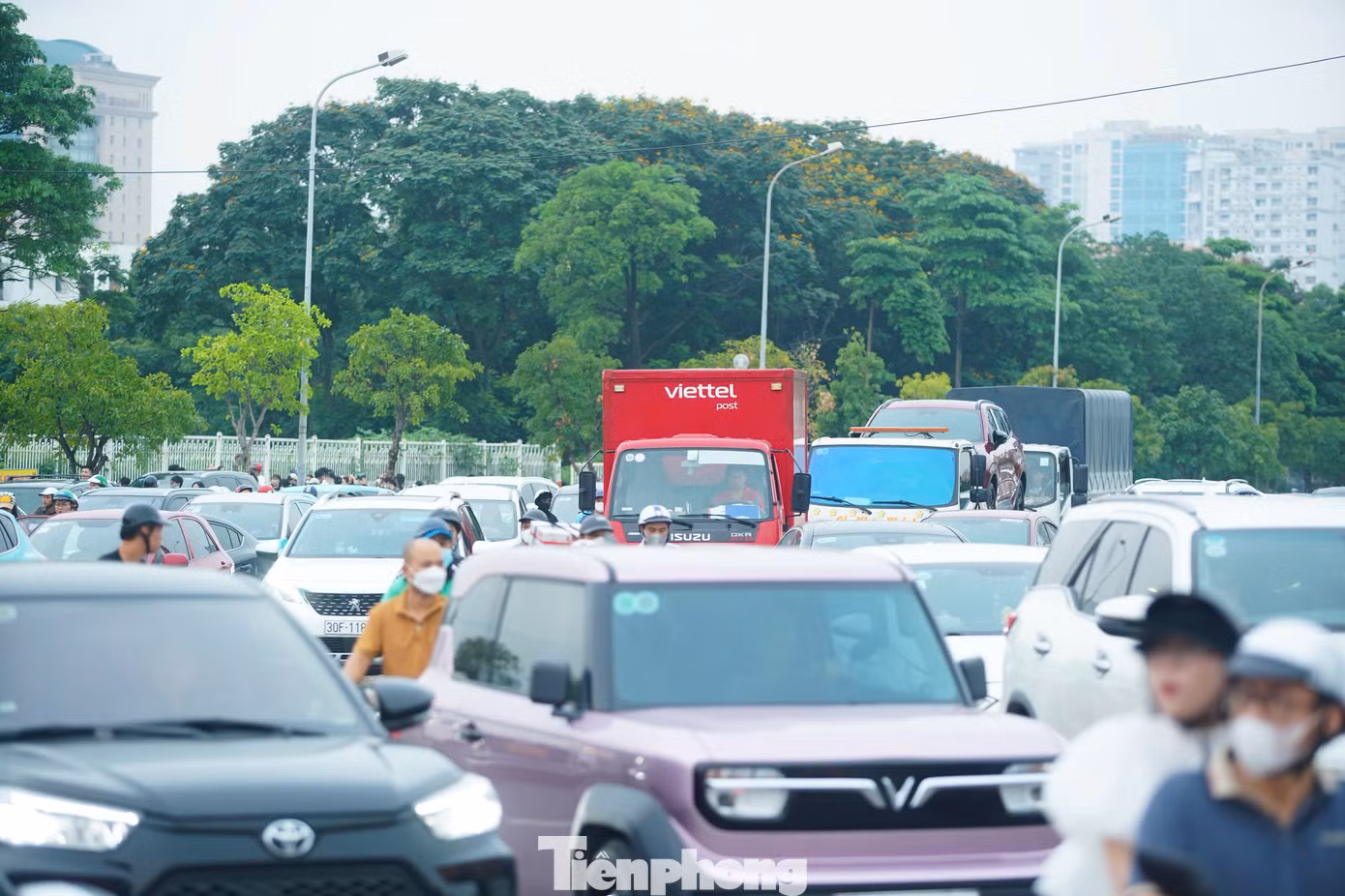 Các phương tiện nối đuôi nhau, ùn ùn đổ về sân vận động Mỹ Đình.