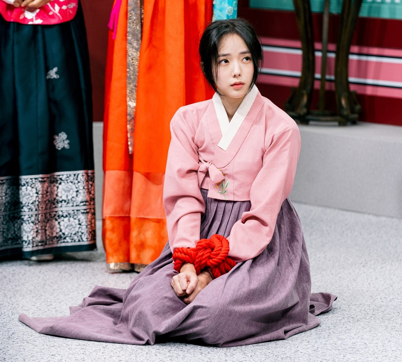 Đời tư, nữ diễn viên chưa từng công khai hẹn hò. Cô vướng tin đồn tình cảm với cầu thủ bóng chày chuyên nghiệp Koo Ja-wook của Samsung Lions năm 2015. Suy đoán nổ ra khi bức ảnh trên Instagram chụp cảnh Koo Ja-wook tay trong tay đi bộ với người phụ nữ được cho là Chae Soo Bin gần ga Seoul gây xôn xao thời điểm đó.