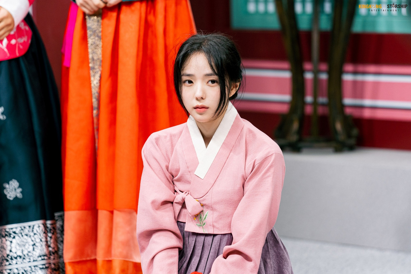 Đời tư, nữ diễn viên chưa từng công khai hẹn hò. Cô vướng tin đồn tình cảm với cầu thủ bóng chày chuyên nghiệp Koo Ja-wook của Samsung Lions năm 2015. Suy đoán nổ ra khi bức ảnh trên Instagram chụp cảnh Koo Ja-wook tay trong tay đi bộ với người phụ nữ được cho là Chae Soo Bin gần ga Seoul gây xôn xao thời điểm đó.