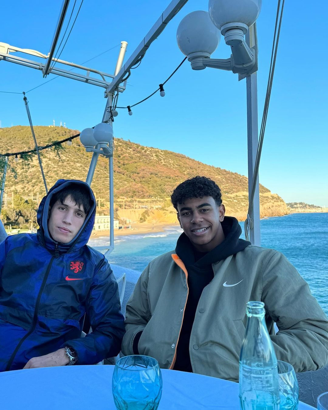 Cầu thủ 16 tuổi nói cậu thích tiêu tiền để khiến gia đình và bạn bè vui vẻ. “Hơn cả việc mua đồ cho bản thân, tôi thích mua đồ cho bố mẹ hoặc mời bạn bè đi ăn, du lịch. Thấy họ hạnh phúc khiến tôi vui và hạnh phúc hơn cả việc mua giày thể thao hàng hiệu cho mình”. Cầu thủ 16 tuổi nói cậu thích tiêu tiền để khiến gia đình và bạn bè vui vẻ. “Hơn cả việc mua đồ cho bản thân, tôi thích mua đồ cho bố mẹ hoặc mời bạn bè đi ăn, du lịch. Thấy họ hạnh phúc khiến tôi vui và hạnh phúc hơn cả việc mua giày thể thao hàng hiệu cho mình”.