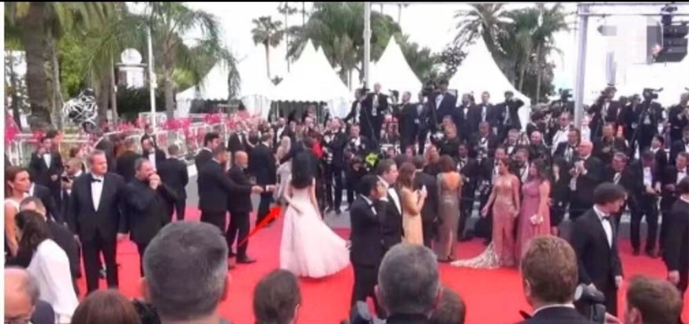 Khoảnh khắc bị nhắc rời thảm đỏ khiến Thi Dư Phi muối mặt (bìa trái) và khung cảnh đông đúc khi chưa có siêu sao xuất hiện. Khoảnh khắc bị nhắc rời thảm đỏ khiến Thi Dư Phi muối mặt (bìa trái) và khung cảnh đông đúc khi chưa có siêu sao xuất hiện.