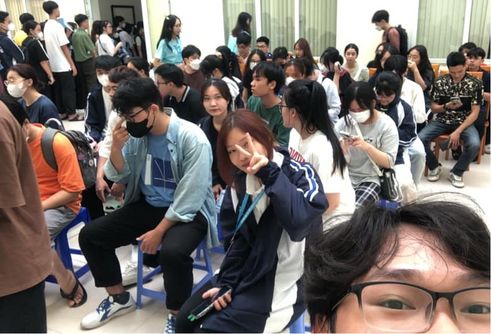 Đông đảo các bạn đoàn viên, thanh niên, sinh viên xếp hàng chờ đăng ký hiến máu Đông đảo các bạn đoàn viên, thanh niên, sinh viên xếp hàng chờ đăng ký hiến máu