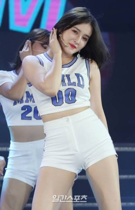 Người đẹp đội nón lá giao lưu với người hâm mộ Việt Nam và biểu diễn cùng Momoland trên sân khấu âm nhạc tại TPHCM năm 2018.