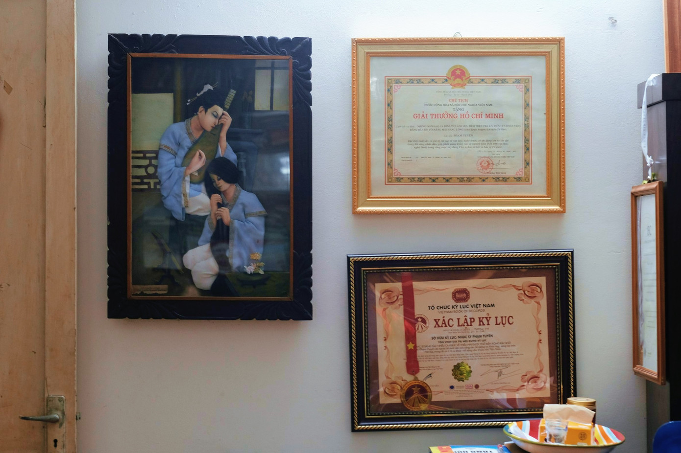 Những tấm bằng khen, xác lập kỷ lục được gia đình đóng khung cẩn thận, treo ngay phía cửa nhà.