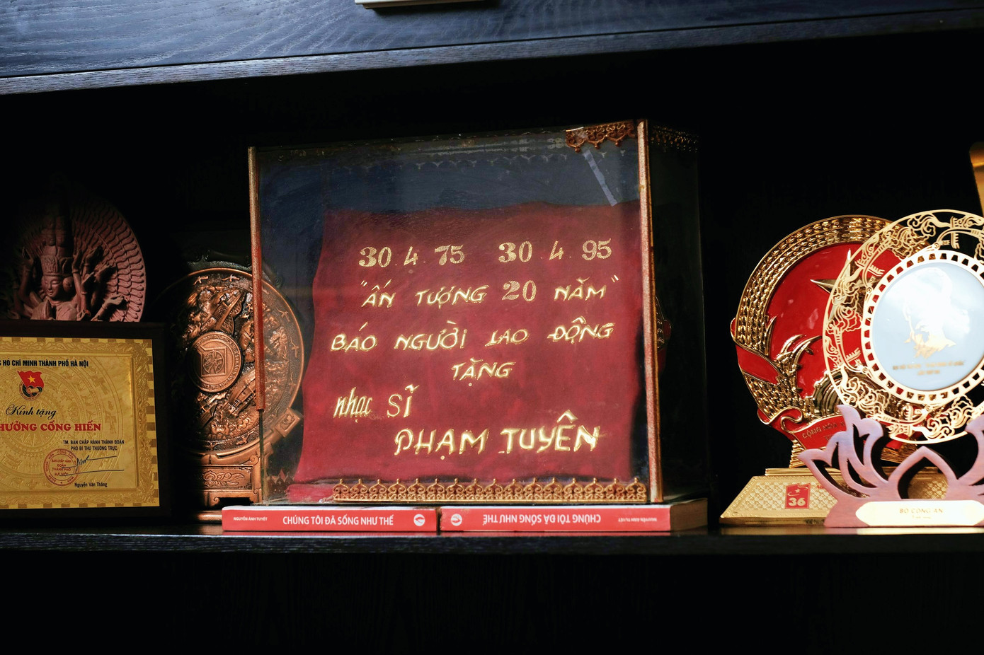 Căn hộ tập thể ở phố Vạn Bảo (Hà Nội) của nhạc sĩ Phạm Tuyên đầy ắp sách, báo, đặc biệt là những vật dụng liên quan đến cuộc đời lao động nghệ thuật của ông.