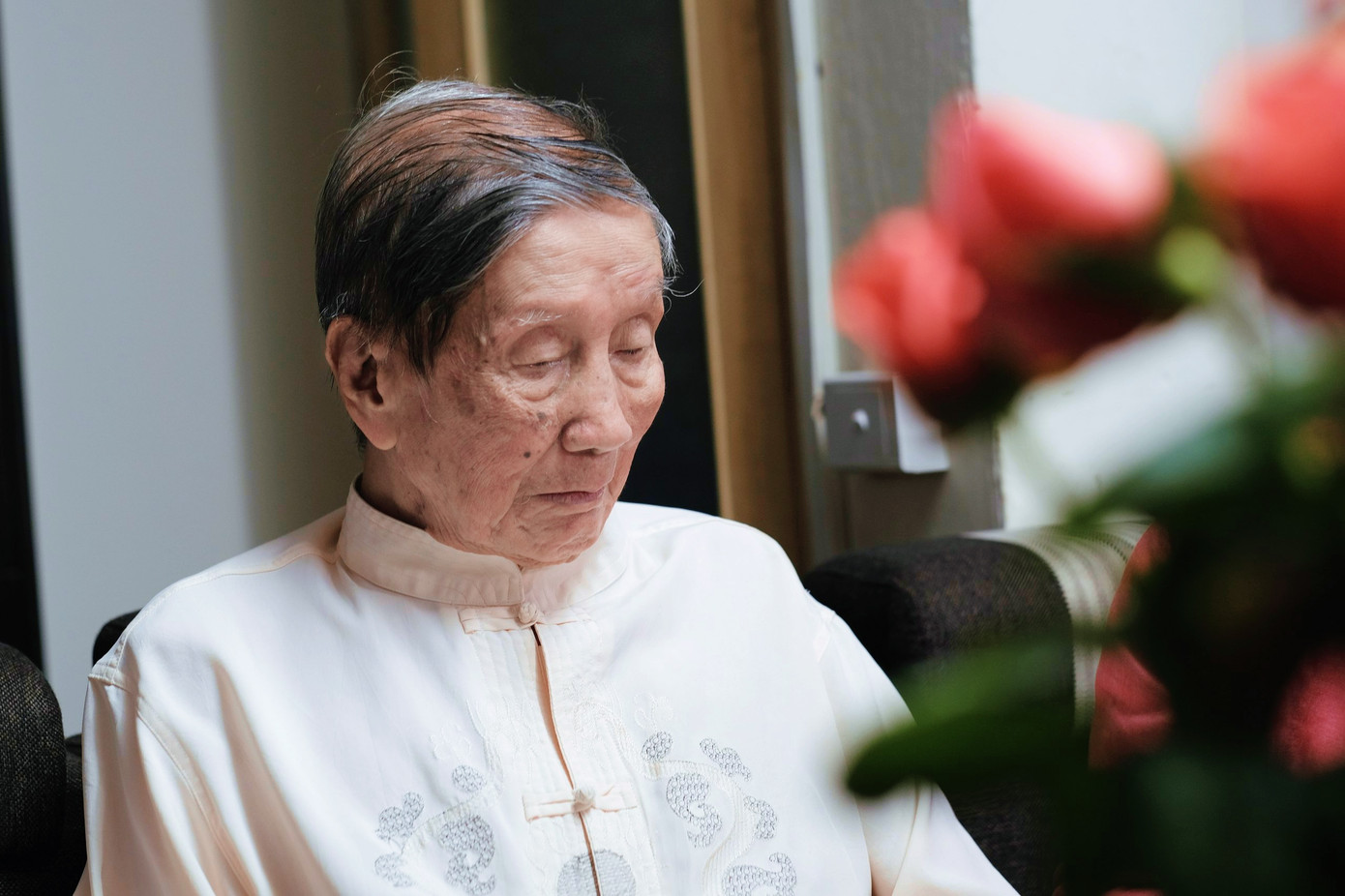 Con gái cho biết ở tuổi 95, nhạc sĩ Phạm Tuyên vẫn mê đọc sách, báo in, xem chương trình truyền hình. Dù đi lại khó khăn, cần người dìu, mỗi ngày ông vẫn tranh thủ chút thời gian ra phòng khách ăn cơm tối và xem TV.