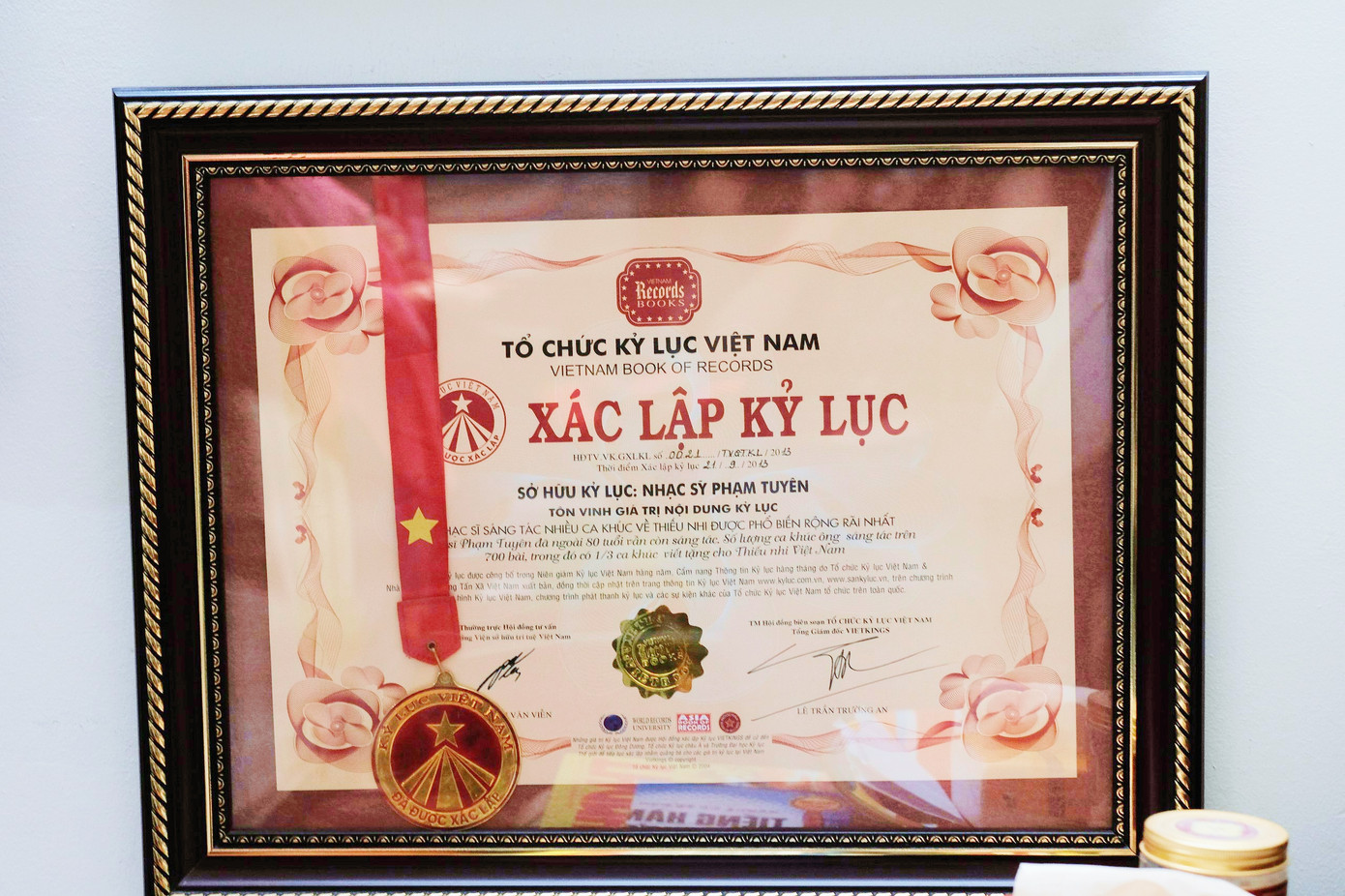Năm 2013, ông được Tổ chức Kỷ lục Việt Nam trao tặng danh hiệu Người có nhiều bài hát thiếu nhi được phổ biến nhất. Nhạc sĩ Phạm Tuyên sở hữu gia tài khoảng 700 ca khúc, trong đó có 200 bài dành cho thiếu nhi. Ông là chủ nhân của những giai điệu gắn liền với tuổi thơ nhiều thế hệ, như Chú voi con ở Bản Đôn, Trường chúng cháu là trường mầm non, Cô và mẹ, Cánh én tuổi thơ...