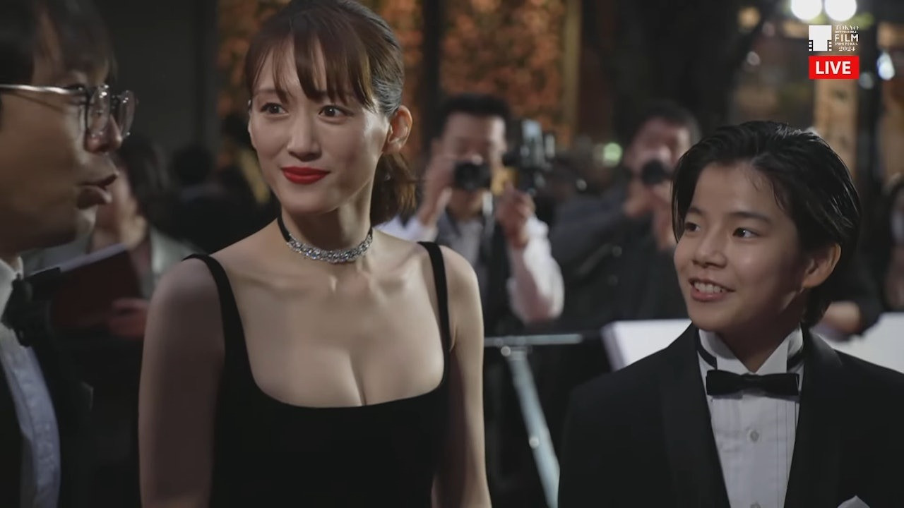 Xuất hiện với bộ váy quây màu đen, Ayase Haruka khoe bờ vai trắng và vòng một gợi cảm. Năm nay, cô lọt vào danh sách rút gọn của Liên hoan phim quốc tế Tokyo lần thứ 37 với bộ phim mới Route29.