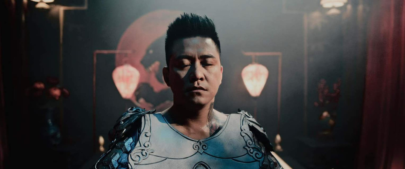 Hình ảnh trong MV bị khán giả chê sến, lỗi thời.