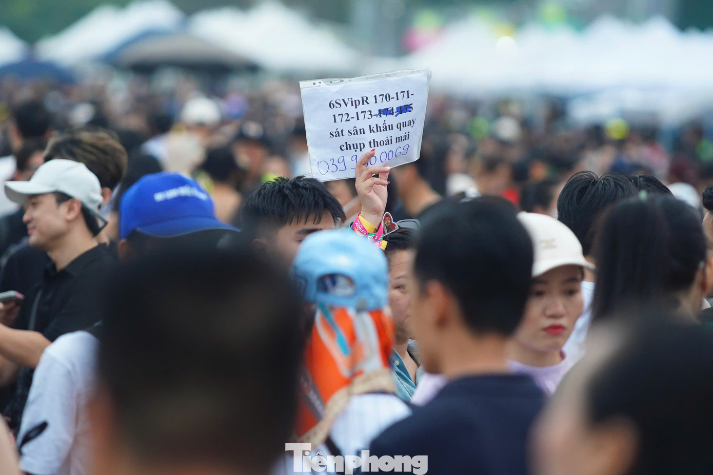 Theo ghi nhận của phóng viên, phần lớn các hạng vé có giá cao như VIP 1, VIP 2 được rao bán khá nhiều. Mức giá giảm khoảng 1-1,5 triệu đồng/vé, nhưng vẫn không có người mua. Nhiều người bán vé dù &quot;cắt lỗ&quot;, &quot;xả lỗ&quot; cũng không có khách.