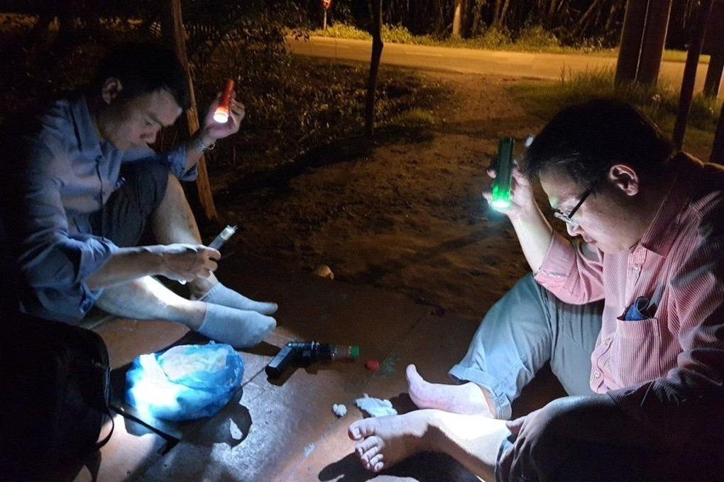 Cán bộ đi bắt muỗi có nguy cơ bị mắc các bệnh do muỗi truyền như sốt rét, sốt xuất huyết (Ảnh minh họa: HCDC).