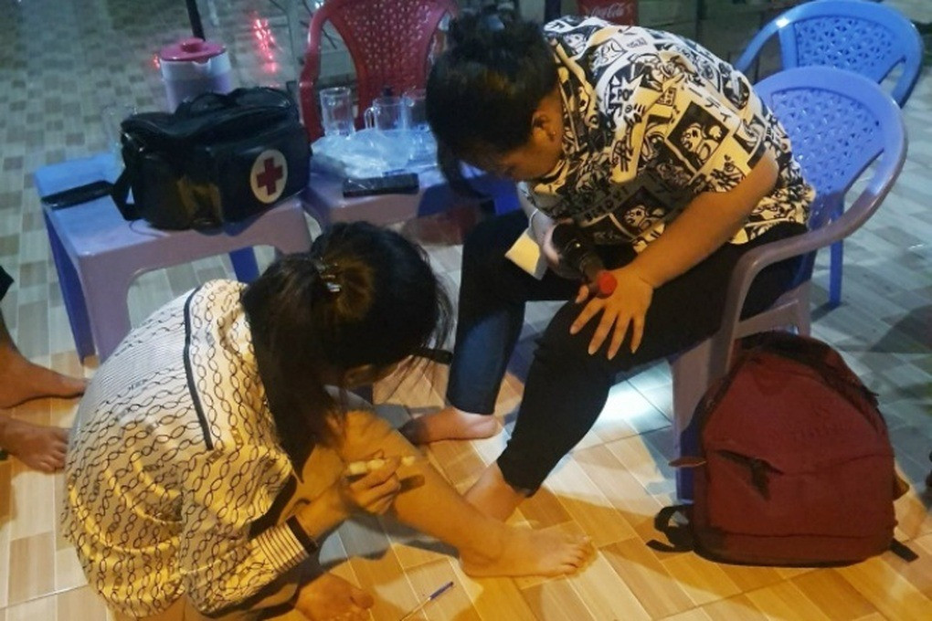 Nhân viên y tế đang làm mồi người bắt muỗi trong nhà (Ảnh: HCDC).