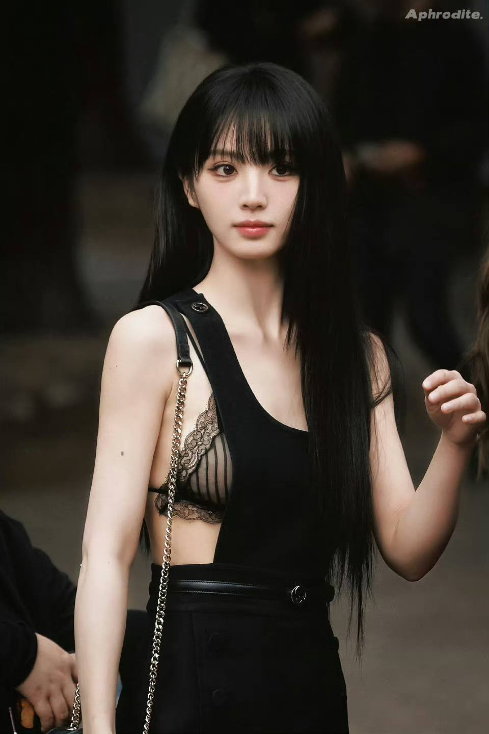 Hôm 20/9, Điền Hi Vi táo bạo khi tham dự show thời trang của Gucci thuộc khuôn khổ Tuần lễ thời trang Milan. Cô phối váy yếm kết hợp nội y ren để lại nhiều ý kiến trái chiều. Một số khán giả cho rằng nữ diễn viên có phong cách bạo so với nhiều đồng nghiệp cùng lứa trong Cbiz nhưng cũng không quá đẹp và phù hợp.