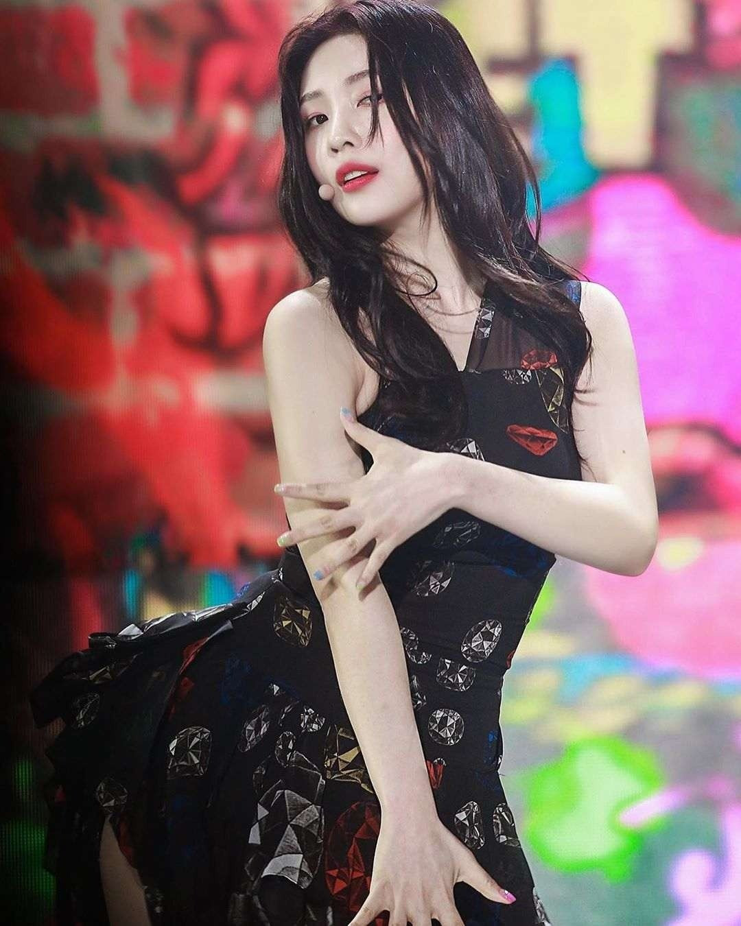 Đây không phải lần đầu Joy gặp phải tình huống tương tự. Là thành viên có sắc vóc nổi bật trong Red Velvet, nữ thần tượng sinh năm 1996 thường được stylist lựa chọn những trang phục khoe triệt để vóc dáng. Đây không phải lần đầu Joy gặp phải tình huống tương tự. Là thành viên có sắc vóc nổi bật trong Red Velvet, nữ thần tượng sinh năm 1996 thường được stylist lựa chọn những trang phục khoe triệt để vóc dáng.