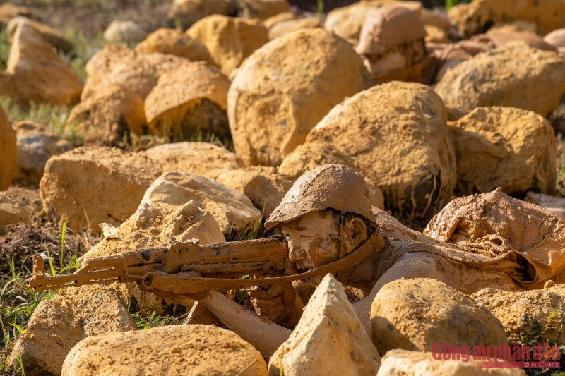 Nhắc đến bộ đội Đặc công Việt Nam thì không thể bỏ qua nghệ thuật nguỵ trang độc đáo gắn liền với lối đánh “xuất quỷ nhập thần” vốn đã trở thành thương hiệu. Một trong những khoa mục huấn luyện của bộ đội Đặc công là nguỵ trang. Tuỳ vào tình huống tác chiến, người lính phải chọn phương thức nguỵ trang để có thể hoà nhập với môi trường xung quanh. Nhắc đến bộ đội Đặc công Việt Nam thì không thể bỏ qua nghệ thuật nguỵ trang độc đáo gắn liền với lối đánh “xuất quỷ nhập thần” vốn đã trở thành thương hiệu. Một trong những khoa mục huấn luyện của bộ đội Đặc công là nguỵ trang. Tuỳ vào tình huống tác chiến, người lính phải chọn phương thức nguỵ trang để có thể hoà nhập với môi trường xung quanh.