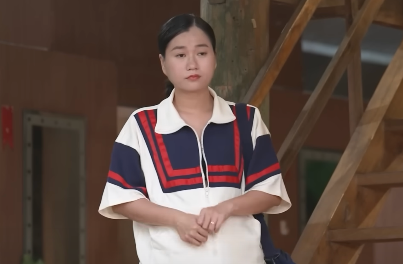 Misthy (áo cam) và Thùy Tiên bị chỉ trích vì miếng hài kém duyên với Lâm Vỹ Dạ. Misthy (áo cam) và Thùy Tiên bị chỉ trích vì miếng hài kém duyên với Lâm Vỹ Dạ.