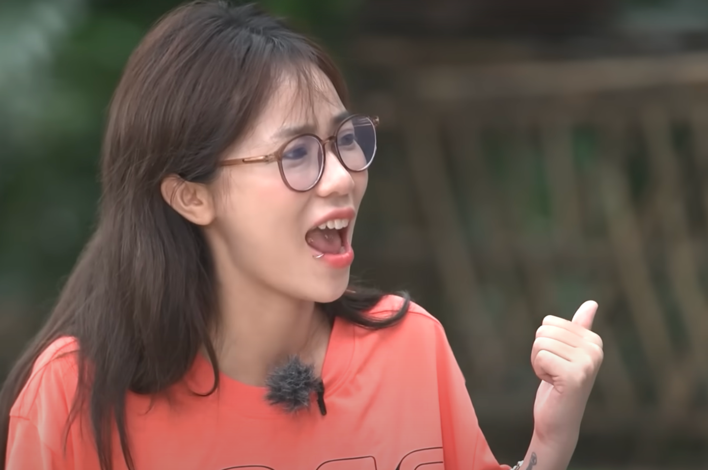 Misthy (áo cam) và Thùy Tiên bị chỉ trích vì miếng hài kém duyên với Lâm Vỹ Dạ. Misthy (áo cam) và Thùy Tiên bị chỉ trích vì miếng hài kém duyên với Lâm Vỹ Dạ.