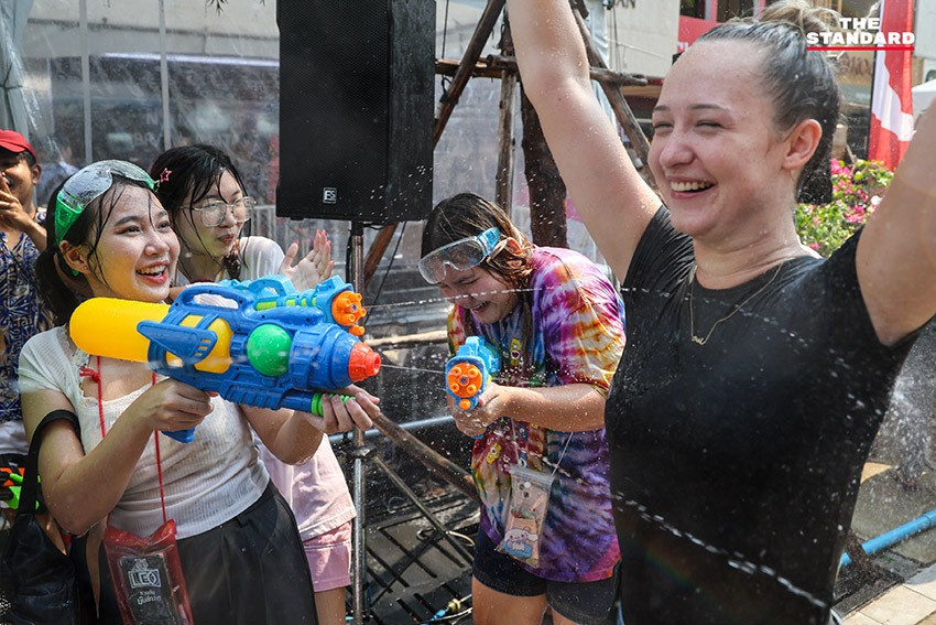 Theo truyền thuyết, bảy người con gái của thần Brahma đại diện cho bảy ngày trong tuần, có nhiệm vụ giúp nhân gian tránh khỏi tai ương. Ngày Songkran rơi vào ngày nào, người con gái đó sẽ là nàng Songkran của năm đó.