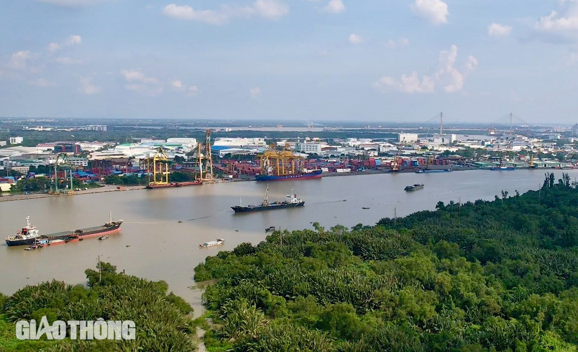 Ngoài ra còn có cầu Phú Mỹ 2 cũng đã được bổ sung vào quy hoạch. Cầu Phú Mỹ 2 có quy mô 6 làn xe, kết nối khu Nam TP.HCM với huyện Nhơn Trạch. Cầu có hướng tuyến từ sông Đồng Nai đi theo đường Hoàng Quốc Việt với 6 làn xe và kết nối nhánh rẽ với đường Nguyễn Lương Bằng (quận 7) và nối vào đường Nguyễn Hữu Thọ.