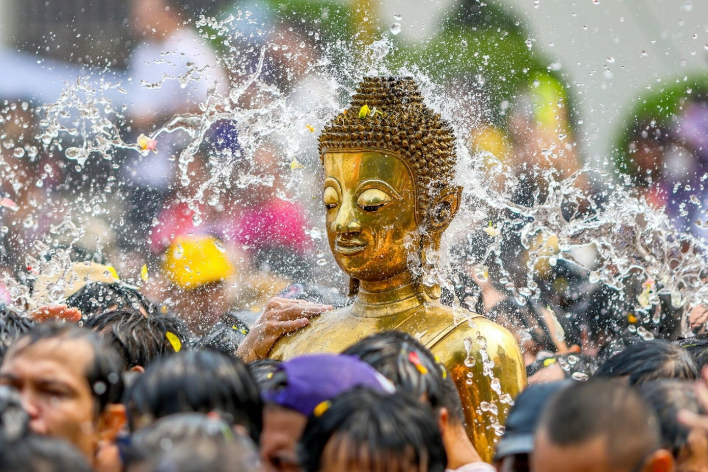 Songkran đánh dấu năm mới của người Thái, trùng với thời điểm kết thúc vụ thu hoạch ngũ cốc, diễn ra từ 13-15/4. Người Thái xưa quan niệm hoạt động té nước như cách để thư giãn sau giờ làm việc, tạo cơ hội cho người trẻ gặp gỡ, giải tỏa cái nóng tháng Tư. Trong xã hội Thái Lan hiện đại, việc trở về nhà trong dịp lễ hội Songkran đã trở thành nét truyền thống. Đây là là ngày của gia đình. Ngoài ra còn có những nghi thức truyền thống được lưu truyền từ xa xưa như tắm tượng Phật để mang lại may mắn, rửa chân cho cha mẹ.