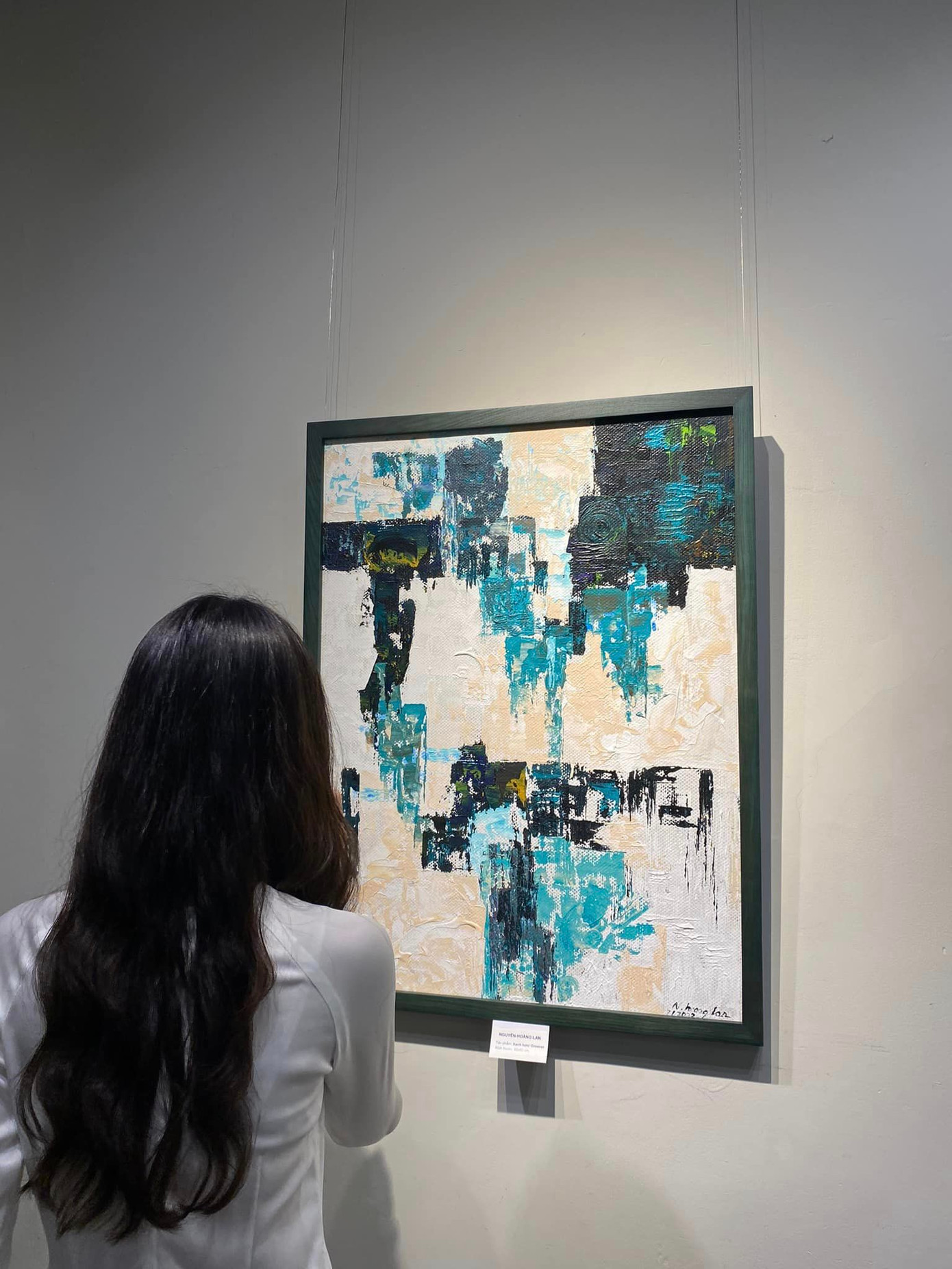 Hoàng Lan chia sẻ chị đam mê hội họa nhưng thích làm nghệ thuật một cách thong dong, thầm lặng. Có những tác phẩm chị xóa đi làm lại nhiều lần, đôi khi mất cả tháng chưa hoàn thành. Nhưng cũng có bức vẽ chỉ vài chục tiếng là xong nếu cảm xúc thăng hoa, đủ đầy. Hoàng Lan chia sẻ chị đam mê hội họa nhưng thích làm nghệ thuật một cách thong dong, thầm lặng. Có những tác phẩm chị xóa đi làm lại nhiều lần, đôi khi mất cả tháng chưa hoàn thành. Nhưng cũng có bức vẽ chỉ vài chục tiếng là xong nếu cảm xúc thăng hoa, đủ đầy.