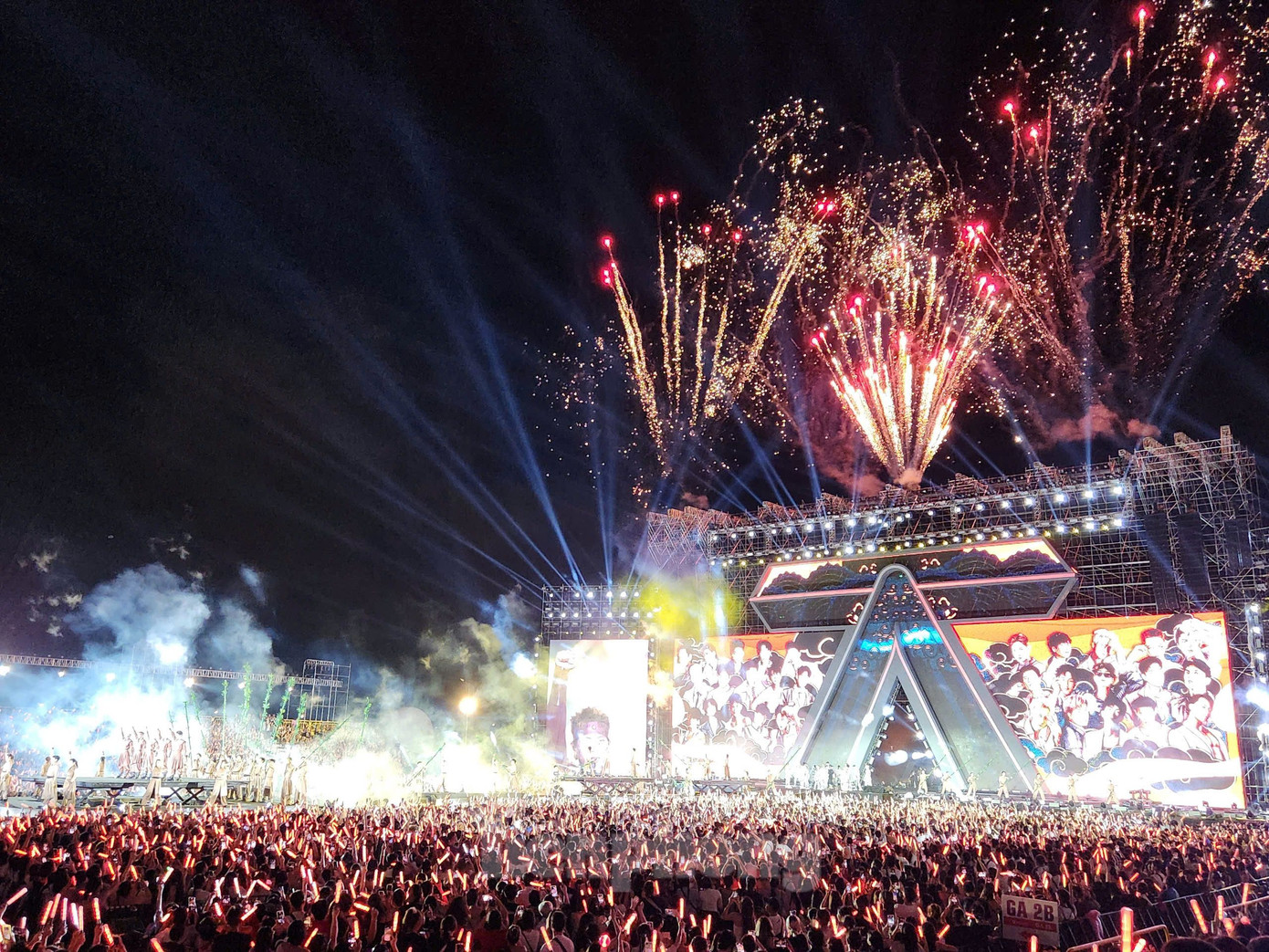 Sau tiết mục Ngân nga, hàng chục nghìn khán giả liên tục hô tên Negav - rapper rút khỏi đêm nhạc vì lùm xùm phát ngôn. Một số anh trai cũng hào hứng cổ vũ khán giả hô hào lớn hơn. MC Trấn Thành nhắc nhở khán giả. “Chúng ta biết có nhiều điều nuối tiếc, nhưng hãy tận hưởng concert này trước đã”. Ảnh: Phạm Nguyễn. Sau tiết mục Ngân nga, hàng chục nghìn khán giả liên tục hô tên Negav - rapper rút khỏi đêm nhạc vì lùm xùm phát ngôn. Một số anh trai cũng hào hứng cổ vũ khán giả hô hào lớn hơn. MC Trấn Thành nhắc nhở khán giả. “Chúng ta biết có nhiều điều nuối tiếc, nhưng hãy tận hưởng concert này trước đã”. Ảnh: Phạm Nguyễn.