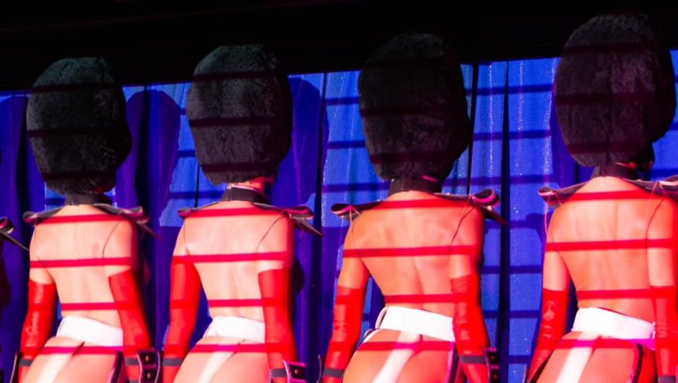 Crazy Horse nổi tiếng vì màn biểu diễn của những vũ công khỏa thân.