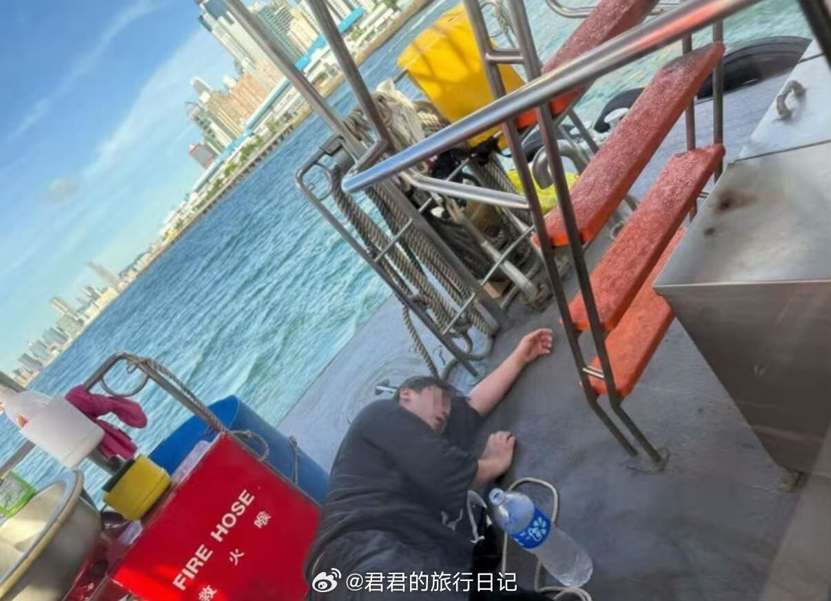 Hình ảnh nam ca sĩ Khương Đào rơi xuống biển. Ảnh: Weibo.