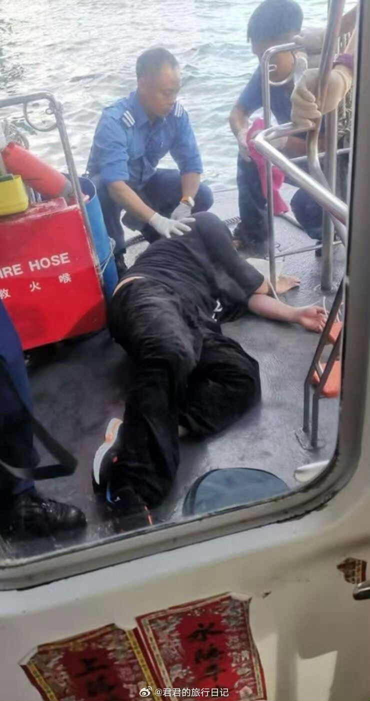 Hình ảnh nam ca sĩ Khương Đào rơi xuống biển. Ảnh: Weibo.