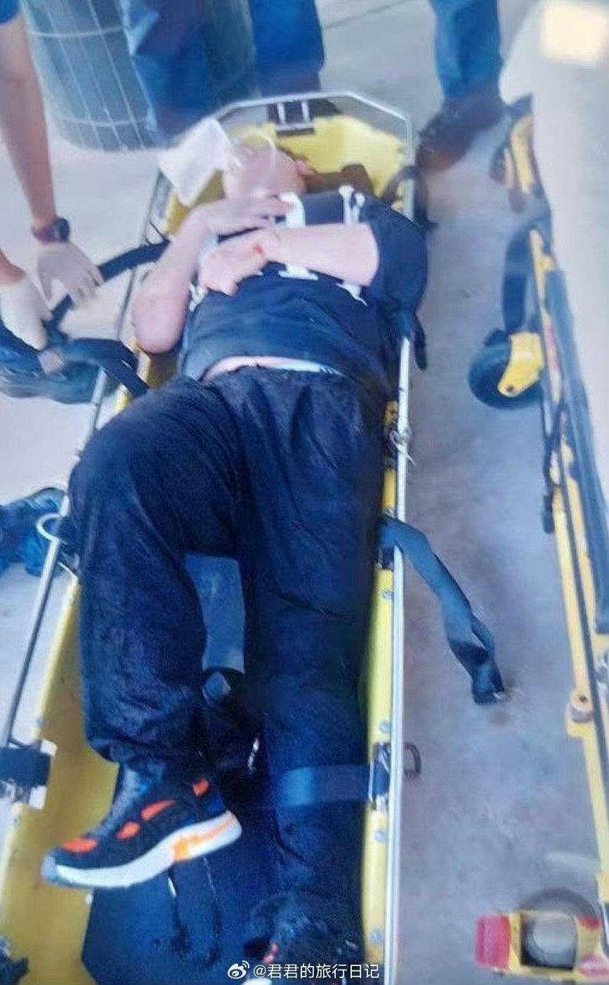 Hình ảnh nam ca sĩ Khương Đào rơi xuống biển. Ảnh: Weibo.