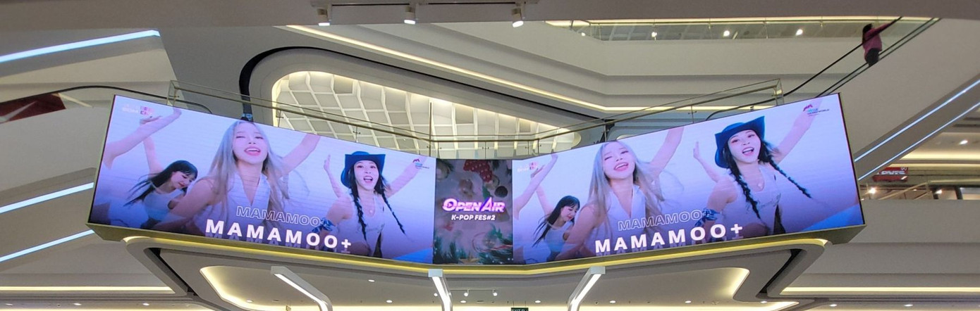 Đơn vị tổ chức liên tục chạy quảng cáo về hai đêm đại nhạc hội ở Mỹ Đình suốt hai tháng qua. Ảnh: BOM Entertainment. Đơn vị tổ chức liên tục chạy quảng cáo về hai đêm đại nhạc hội ở Mỹ Đình suốt hai tháng qua. Ảnh: BOM Entertainment.