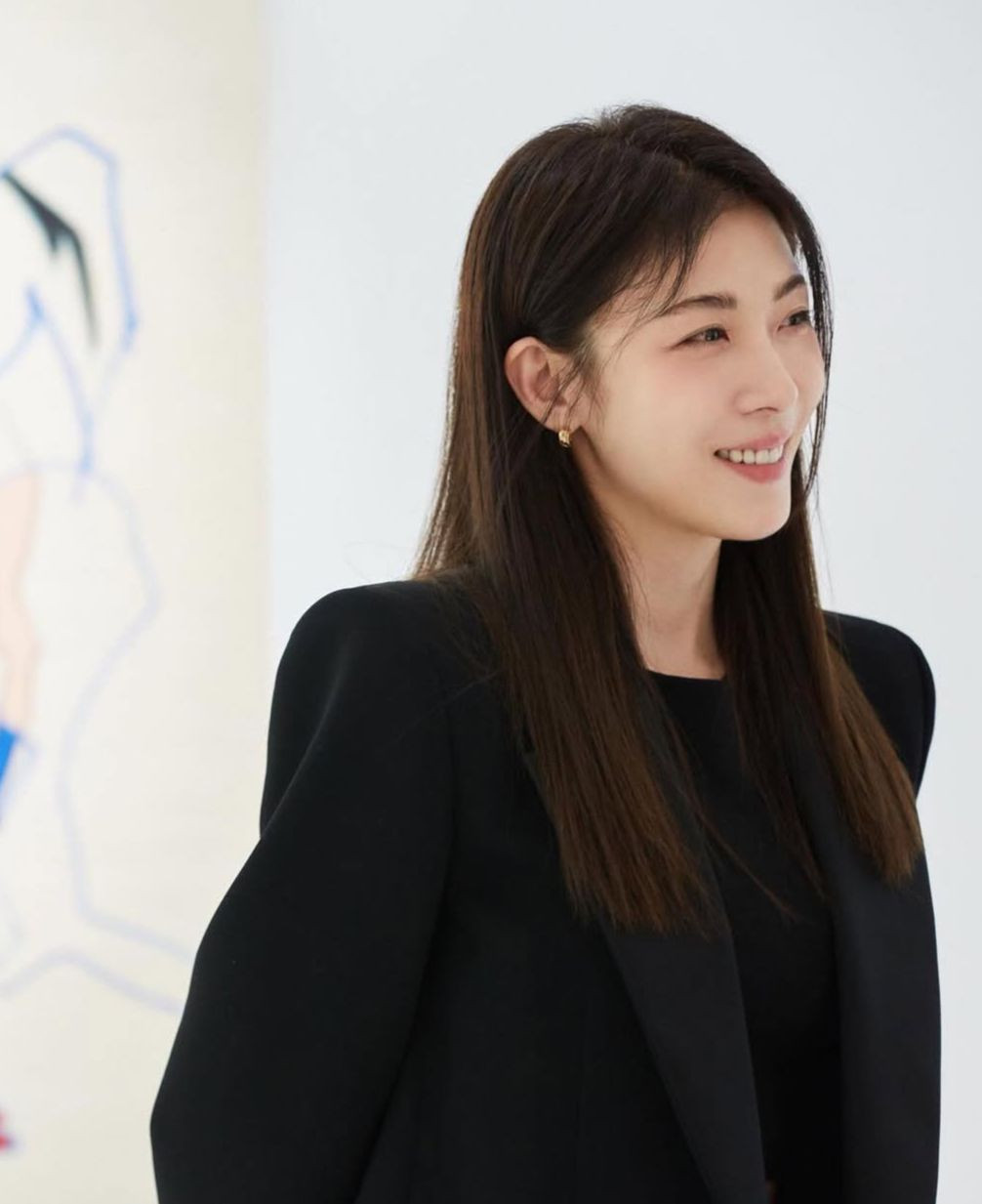 Ở tuổi 47, Ha Ji Won tận hưởng cuộc sống độc thân. Cô chia sẻ về những chuyến đi, đam mê hội họa. Trang cá nhân của nữ diễn viên tràn ngập những bức hình do cô sáng tác, Ha Ji Won từng mở triển lãm tranh cá nhân.