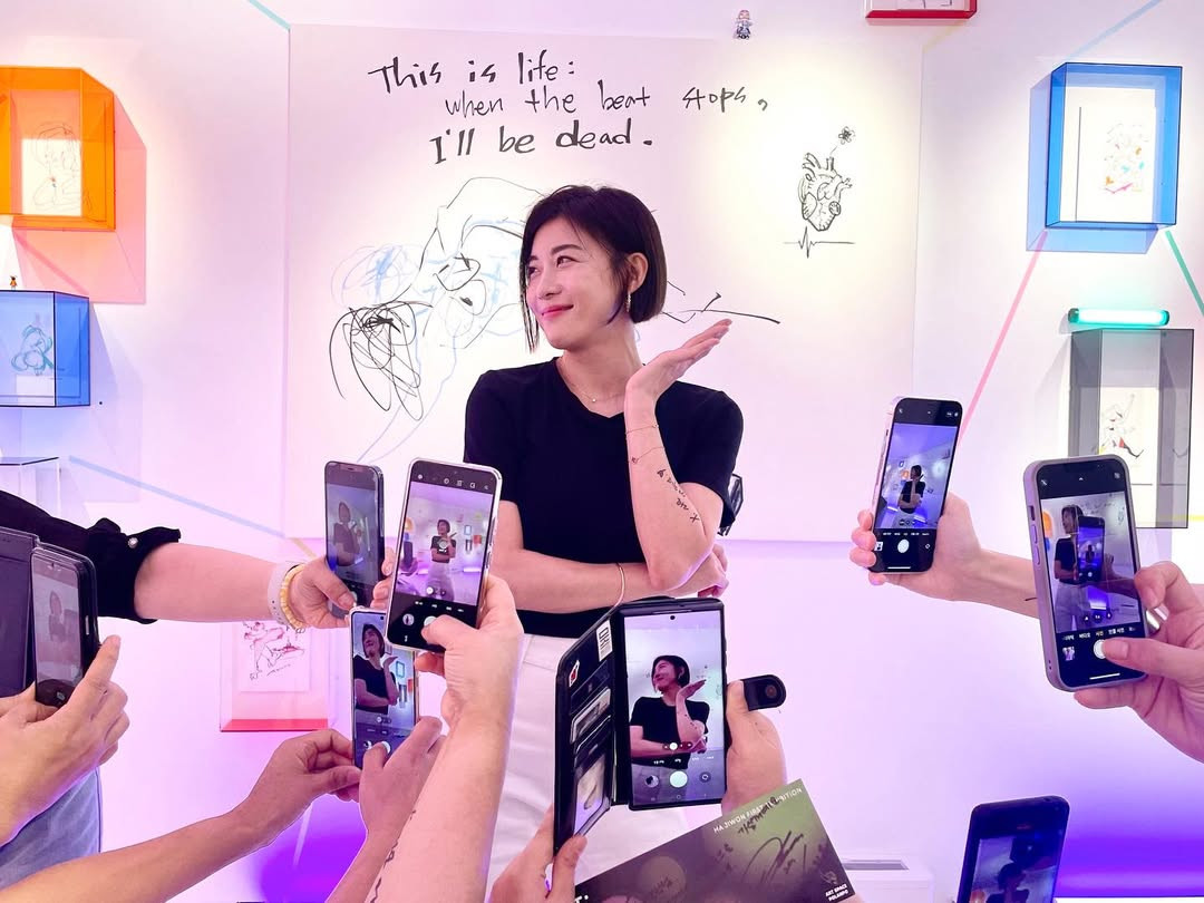 Ha Ji Won trong không gian sáng tạo nghệ thuật của riêng mình.