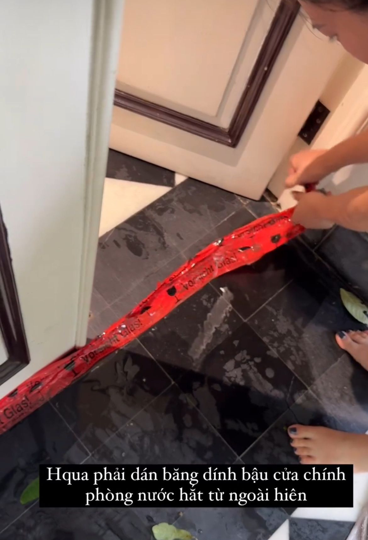 Căn biệt thự khang trang của Á hậu Ngô Thanh Thanh Tú cũng bị thiệt hại. Người đẹp tiếc nuối khi dãy bằng lăng chồng từng làm thơ tặng cô được trồng trước nhà bị mưa gió thổi bật gốc. Thời điểm mưa lớn, cô phải dùng băng dính cố định khe hở, tránh nước tràn vào nhà.