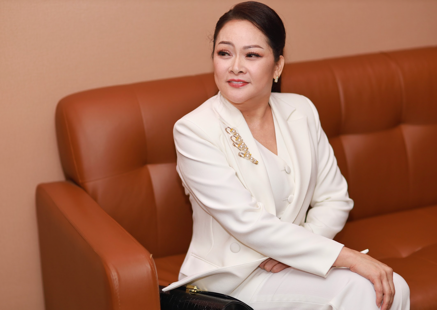 Như Quỳnh mời nhiều nghệ sĩ hải ngoại và tạo điều kiện cho các gương mặt ca sĩ trẻ. Như Quỳnh mời nhiều nghệ sĩ hải ngoại và tạo điều kiện cho các gương mặt ca sĩ trẻ.