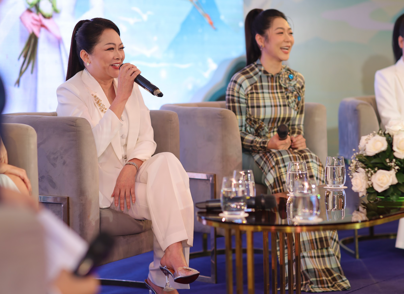 Như Quỳnh mời nhiều nghệ sĩ hải ngoại và tạo điều kiện cho các gương mặt ca sĩ trẻ. Như Quỳnh mời nhiều nghệ sĩ hải ngoại và tạo điều kiện cho các gương mặt ca sĩ trẻ.