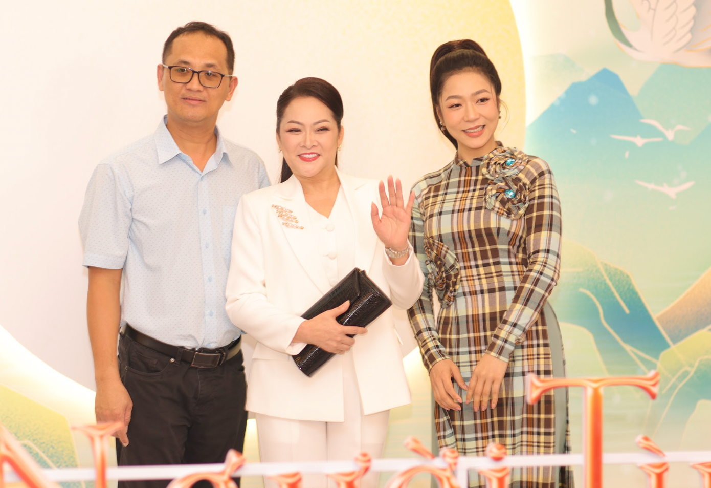 Như Quỳnh mời nhiều nghệ sĩ hải ngoại và tạo điều kiện cho các gương mặt ca sĩ trẻ. Như Quỳnh mời nhiều nghệ sĩ hải ngoại và tạo điều kiện cho các gương mặt ca sĩ trẻ.