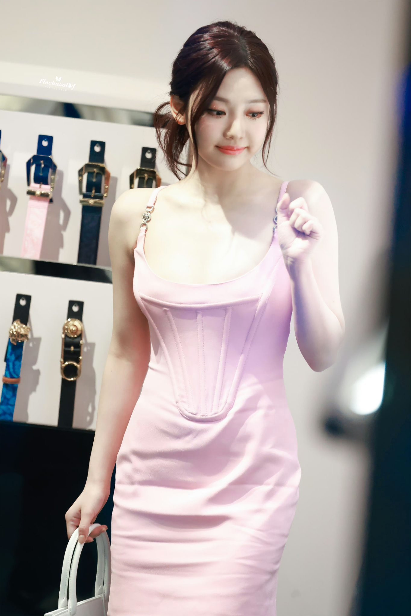 Ningning nhóm aespa dự sự kiện Versace hôm 2/3, tổ chức tại Bắc Kinh (Trung Quốc). Nữ thần tượng diện váy bó sát, tôn vòng một. Cô được khen ngợi vóc dáng và thần thái khi lấn sân trở thành đại sứ hãng thời trang đình đám. Ningning nhóm aespa dự sự kiện Versace hôm 2/3, tổ chức tại Bắc Kinh (Trung Quốc). Nữ thần tượng diện váy bó sát, tôn vòng một. Cô được khen ngợi vóc dáng và thần thái khi lấn sân trở thành đại sứ hãng thời trang đình đám.