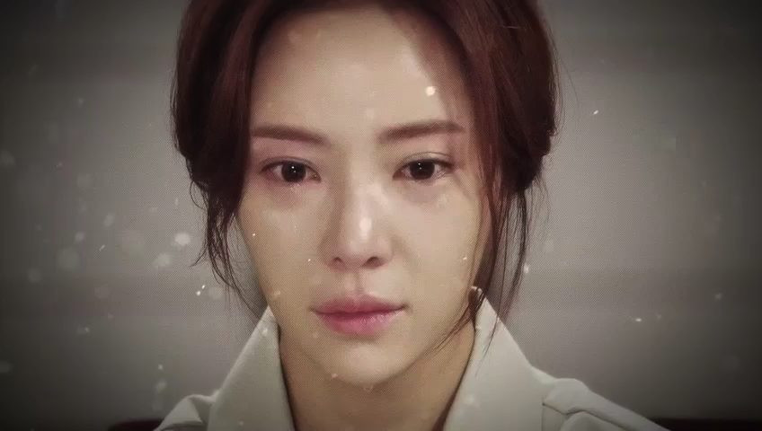 Thúy Ngân (trái) được đưa lên bàn cân với diễn viên thực lực Hwang Jung Eum.