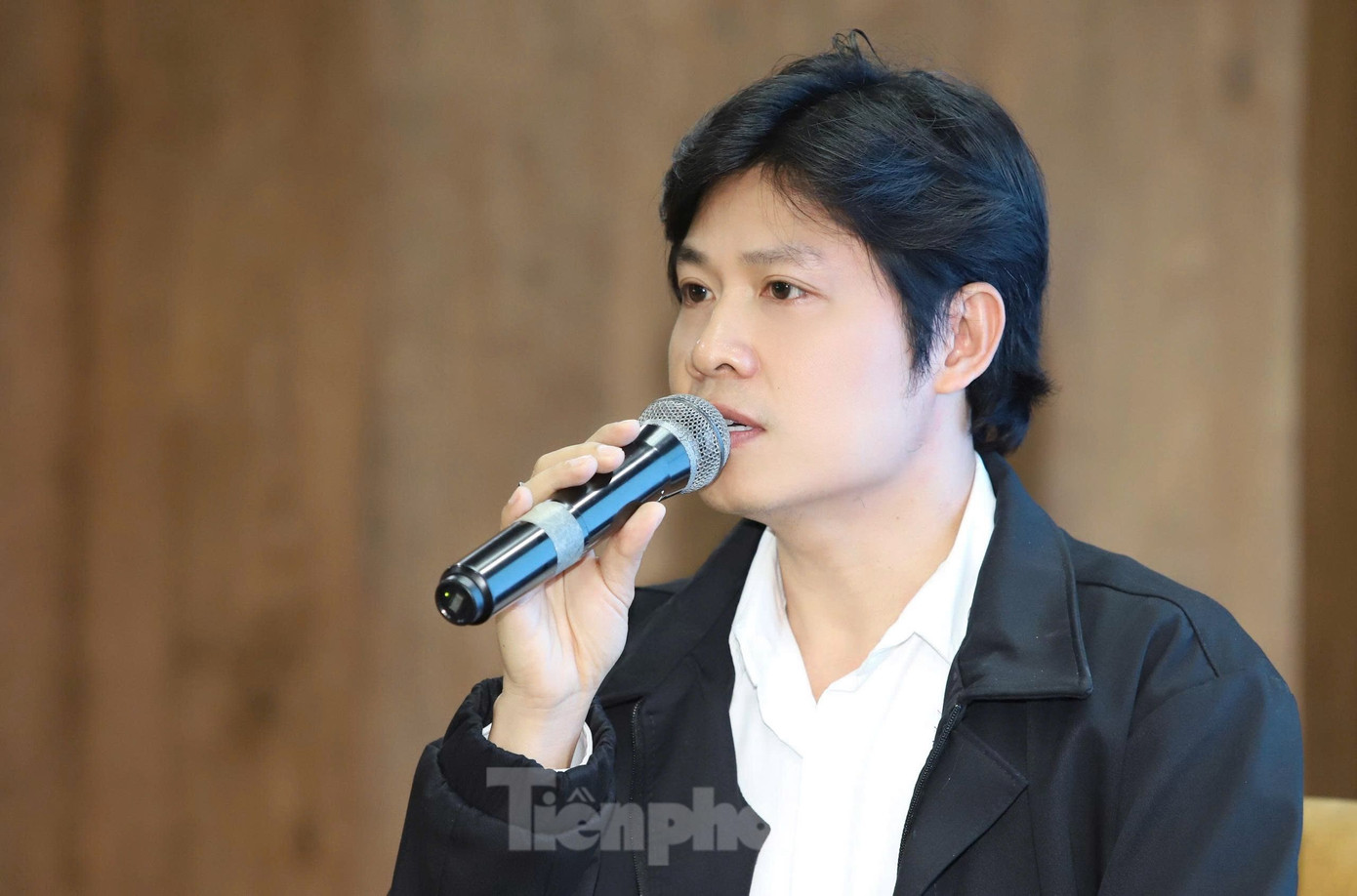 Nhạc sĩ Nguyễn Văn Chung tại buổi tọa đàm sáng 9/6. Ảnh: Ngô Tùng.