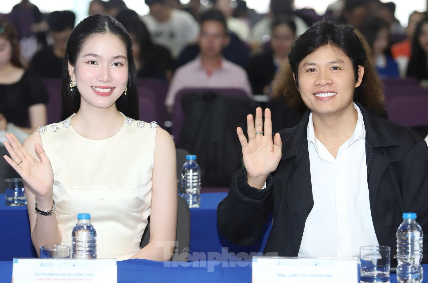 Á hậu Phương Anh (thứ hai từ trái sang) và nhạc sĩ Nguyễn Văn Chung là khách mời của buổi tọa đàm. Ảnh: Ngô Tùng.