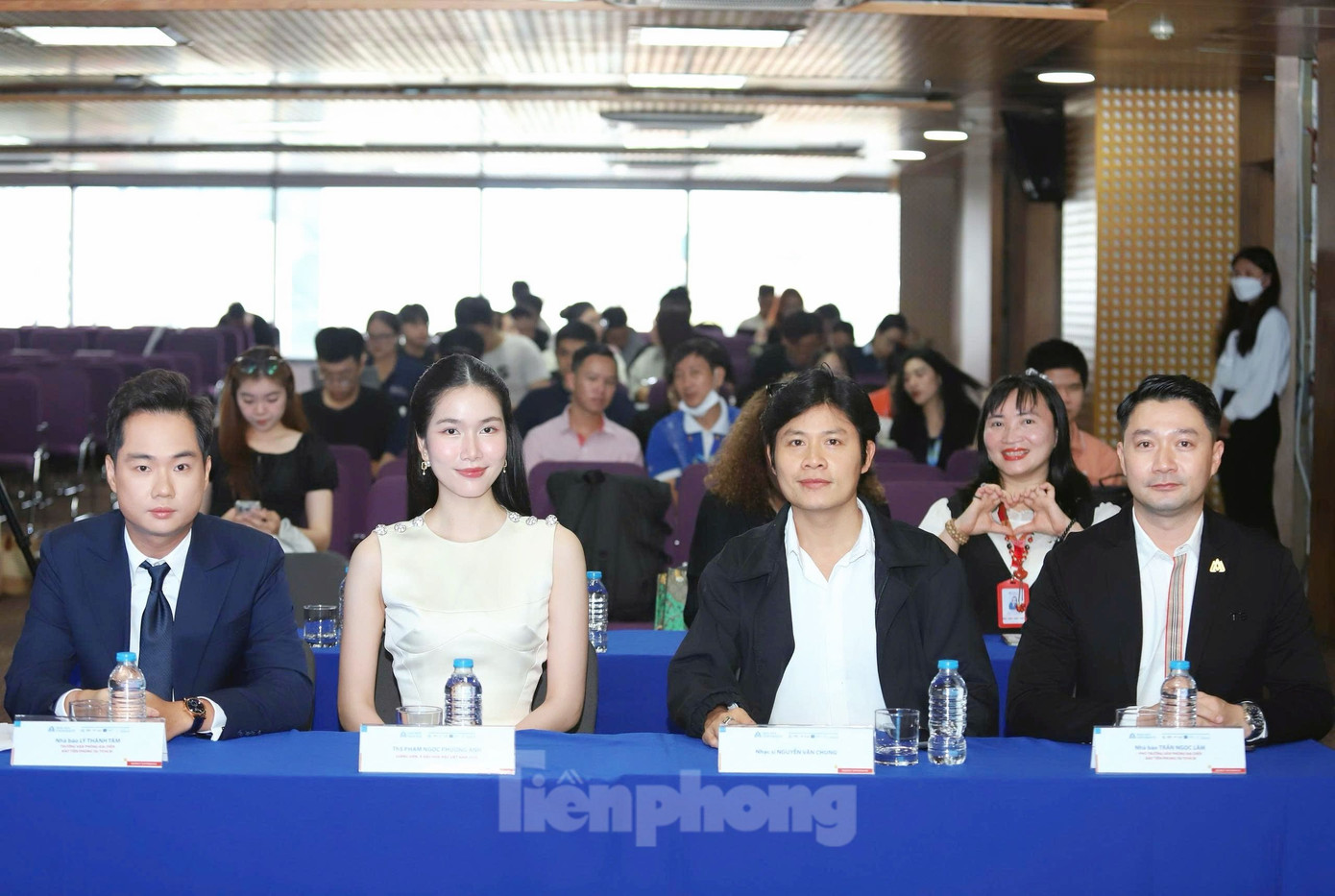 Á hậu Phương Anh (thứ hai từ trái sang) và nhạc sĩ Nguyễn Văn Chung là khách mời của buổi tọa đàm. Ảnh: Ngô Tùng.